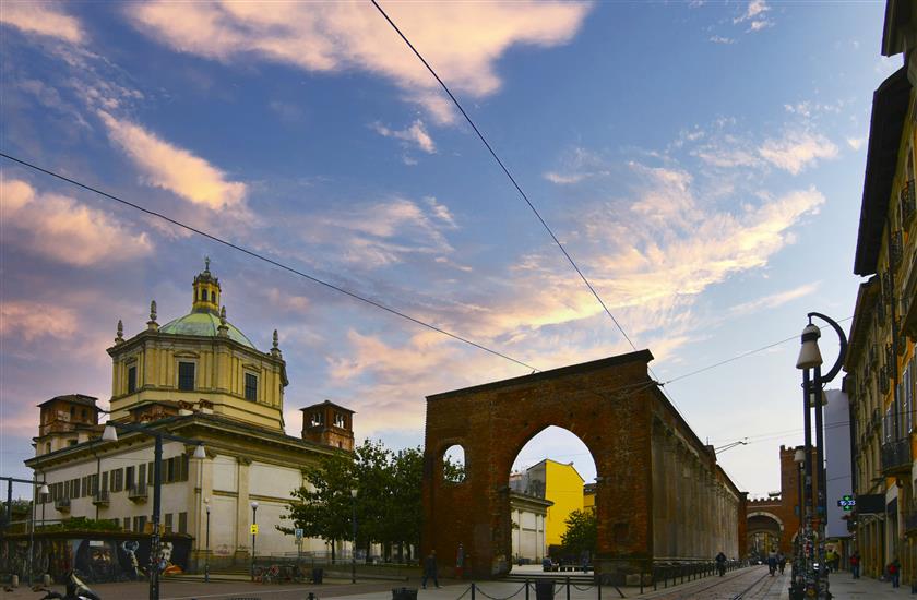 SAN LORENZO MAGGIORE TRA COLONNE, LAVANDAIE E MEMORIE DI CITTA'
