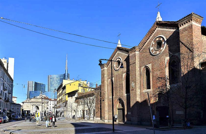 Santa Maria Incoronata: la chiesa doppia che racconta un amore e un potere